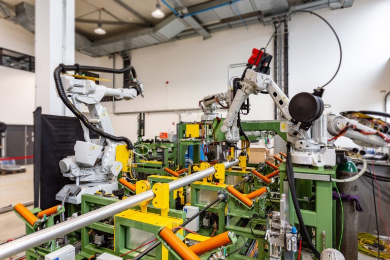 AIUT laboratory with industrial robots optimizing production processes